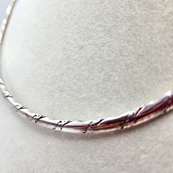 VINTAGE Best Signed Silver Tone Twist Etched Collar Choker Necklace - Picture 2 of 6